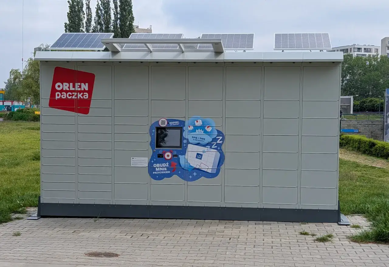 Automatyczna paczkomat ORLEN z panelem dotykowym i panelem słonecznym na dachu. Co jeśli nie odbiorę paczki z Vinted? Nie martw się, paczka poczeka.