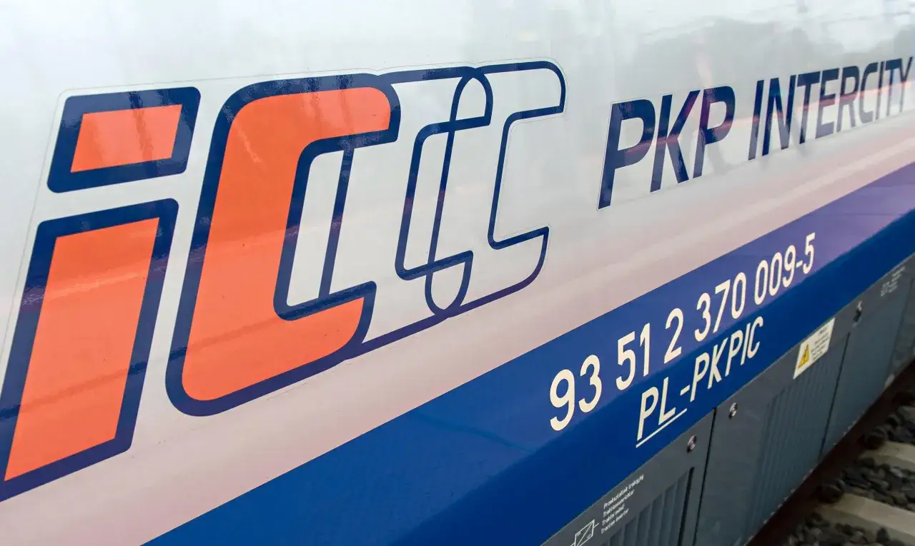 Logo PKP Intercity na pociągu. Podróżnik zwrot biletu na tę trasę jest możliwy.