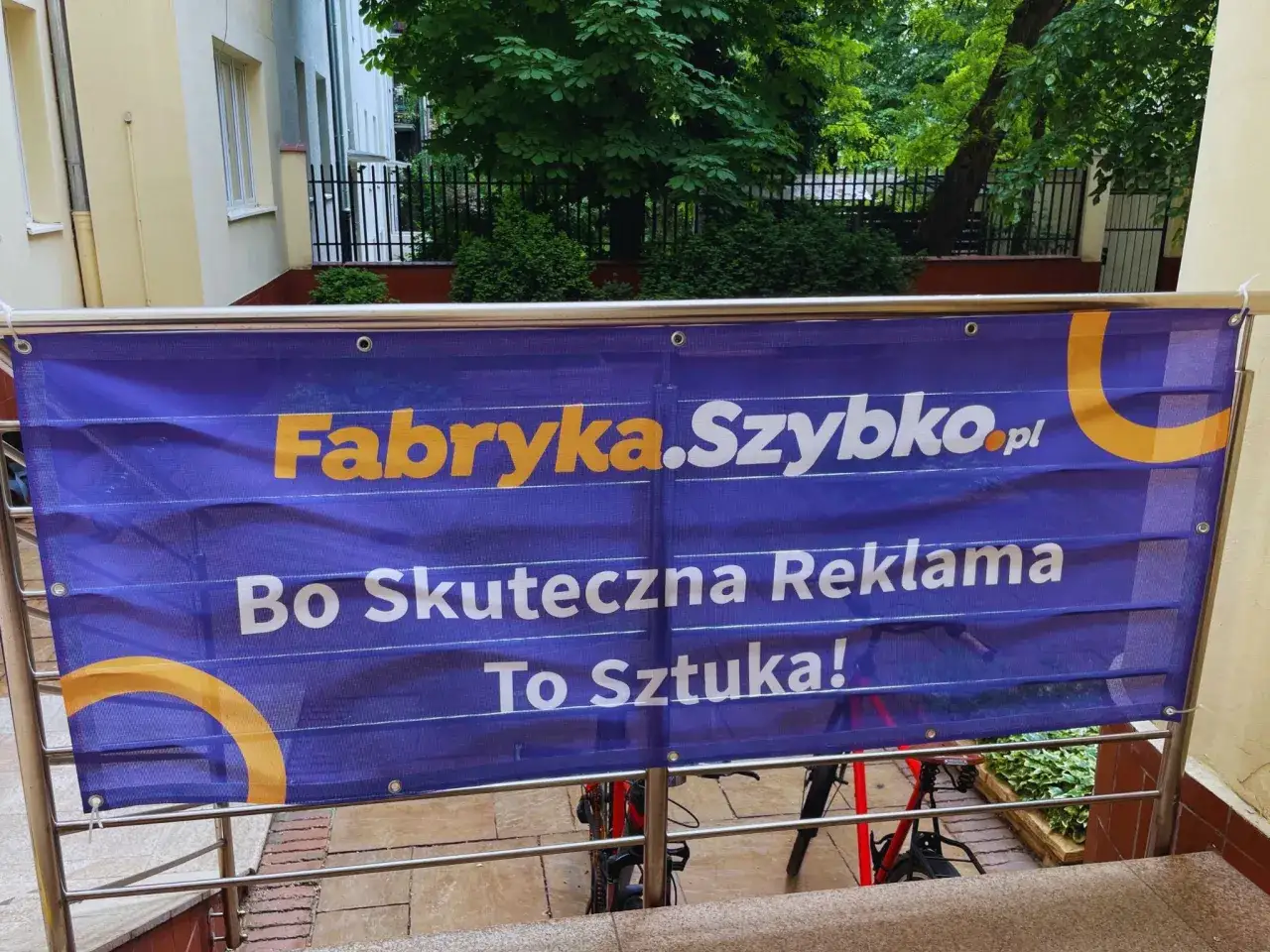 Reklama na ogrodzeniu: