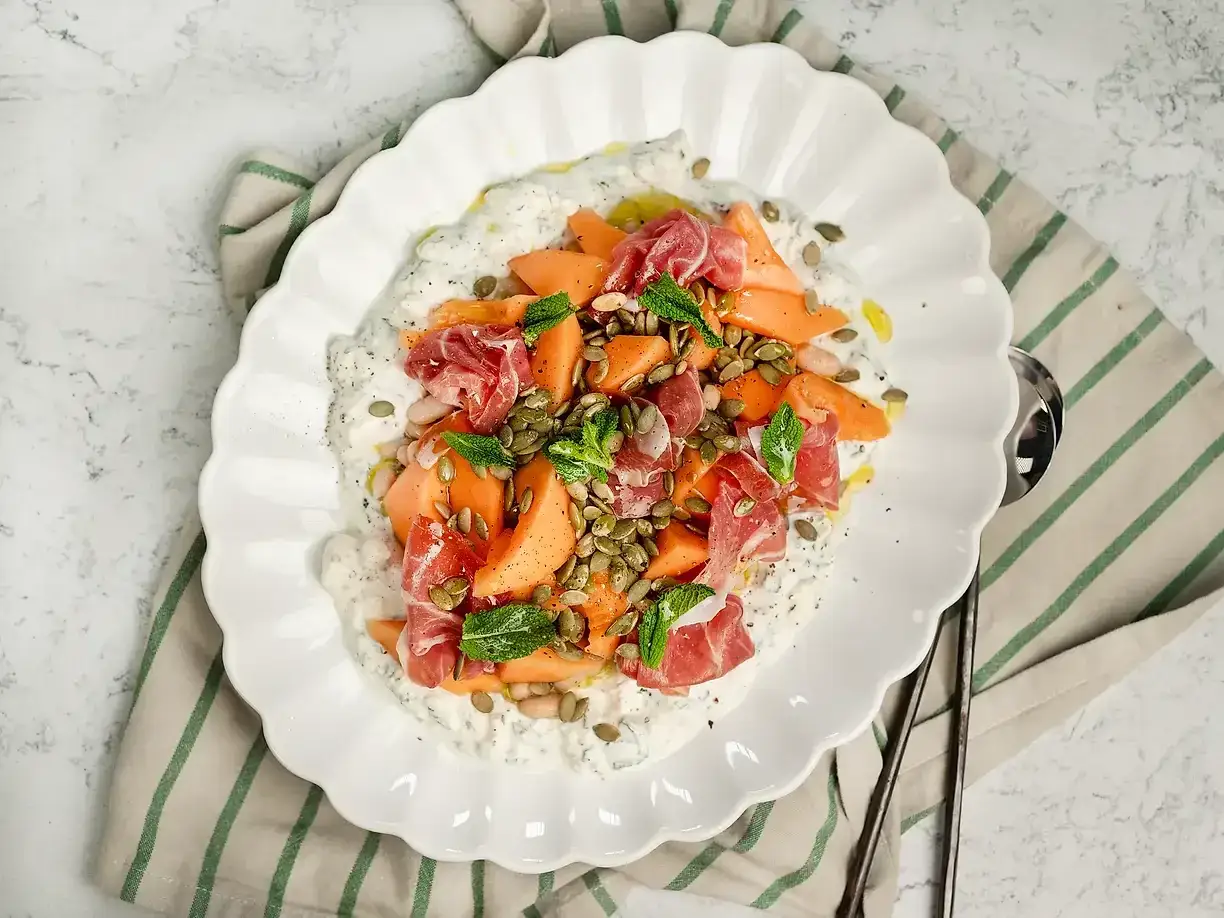 En l&auml;cker melon och fetaostsallad med prosciutto, pumpak&auml;rnor och mynta. En perfekt somrig r&auml;tt.