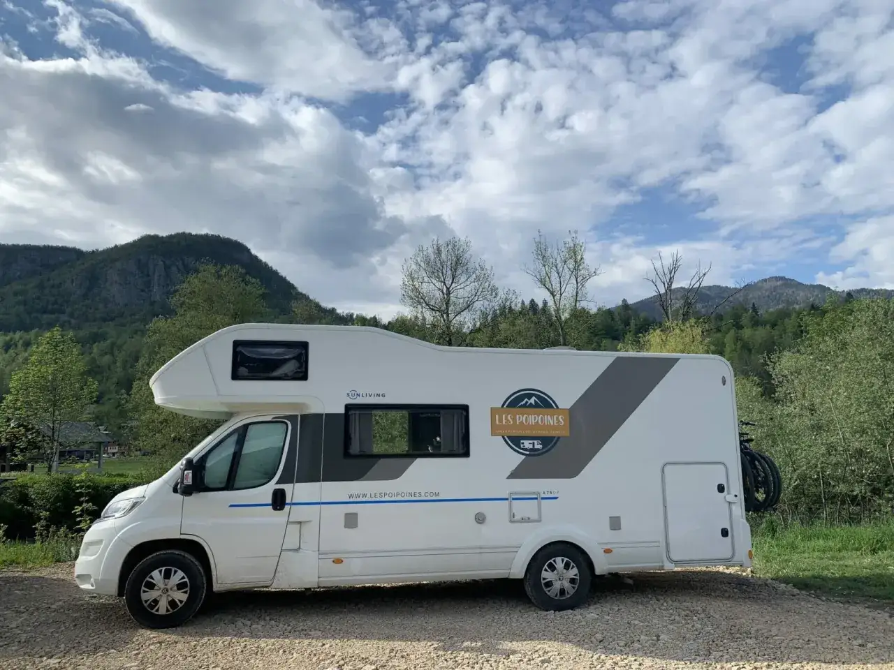 Un camping-car blanc,