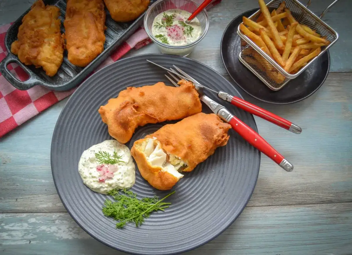 Knuspriges Kibbeling-Rezept: goldbraun frittierter Fisch mit Remoulade und Pommes Frites. Ein Genuss für jeden Fischliebhaber!