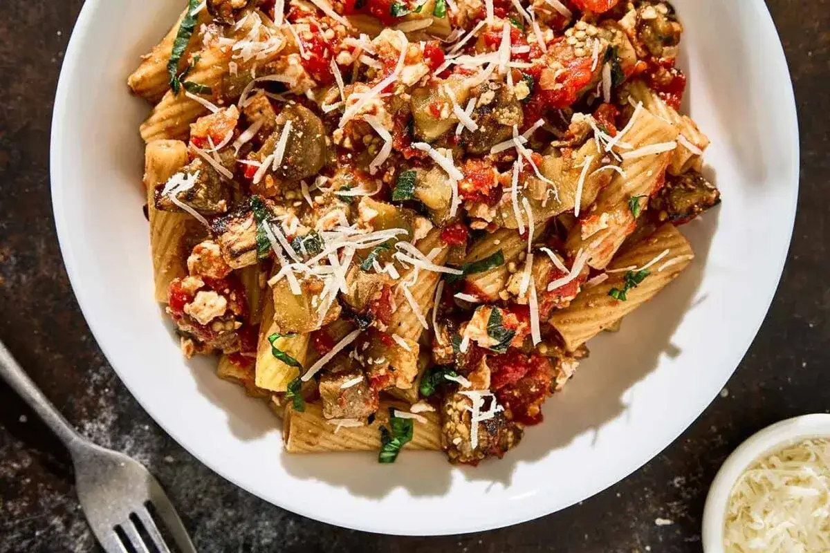 En tallrik med pasta norma, en klassisk siciliansk rätt med aubergine, tomatsås och ricotta salata.