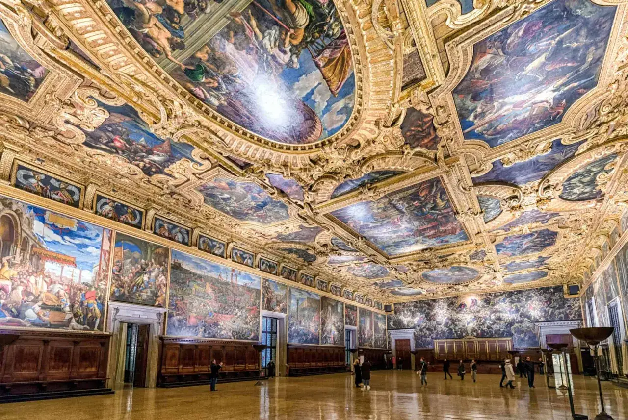 Salle du Grand Conseil &agrave; Venise, un chef-d'&oelig;uvre orn&eacute; de fresques. Un **museum pass Venise** permet d'admirer ces peintures grandioses.