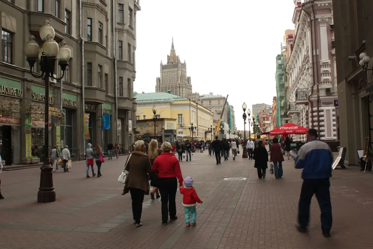 Spacerem po tętniącym życiem arbat w Moskwie, wśród ludzi i zabytkowej architektury.