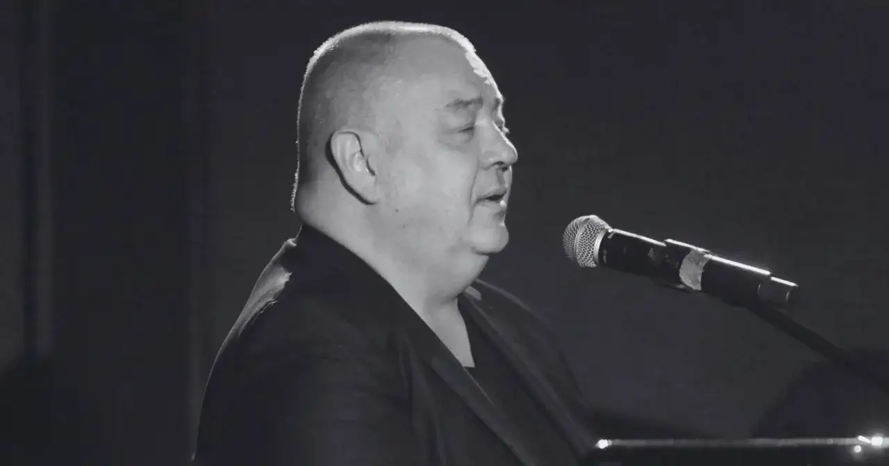 Stanisław Soyka śpiewa przy mikrofonie. Jego przeboje, ułożone alfabetycznie, brzmią jak muzyczna podróż.