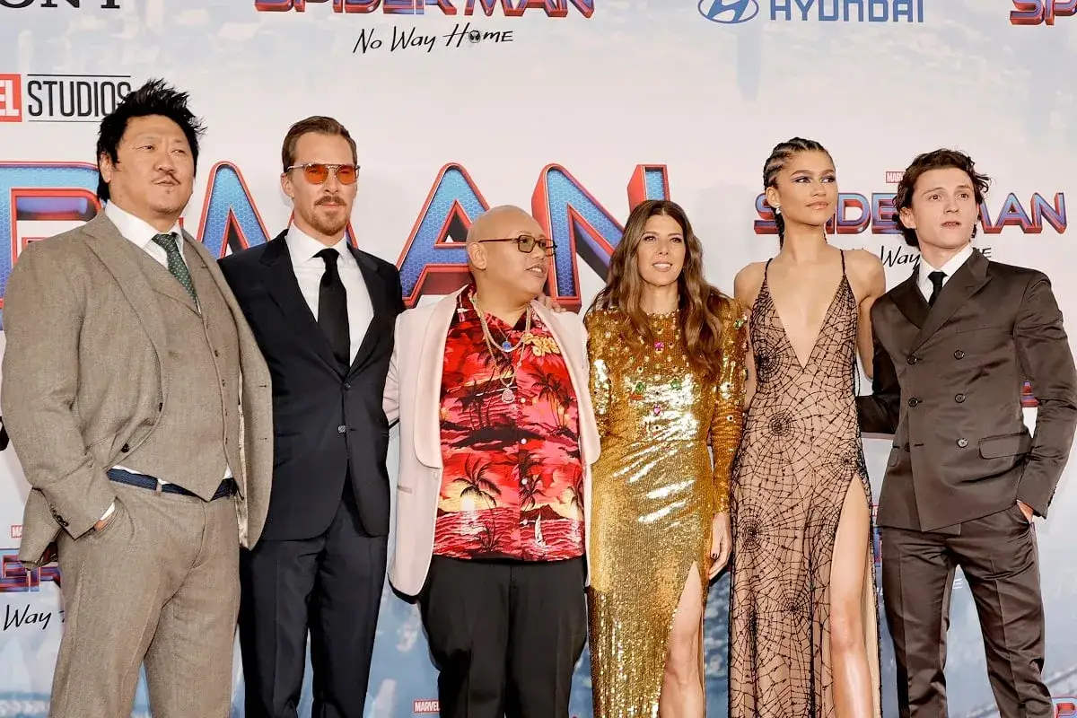 Obsada Spider-Man: Bez drogi do domu: Benedict Wong, Benedict Cumberbatch, Jacob Batalon, Marisa Tomei, Zendaya i Tom Holland pozują na czerwonym dywanie.