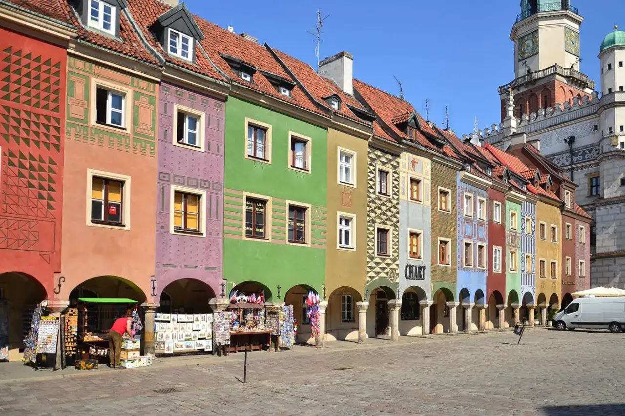 Kolorowe kamieniczki na Rynku w Poznaniu. Stare miasto w Poznaniu zachwyca architekturą i jarmarcznymi straganami.