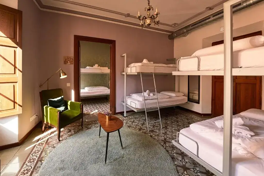 Wspólna kuchnia w hostelu, common room hostel, pokój wieloosobowy hostel