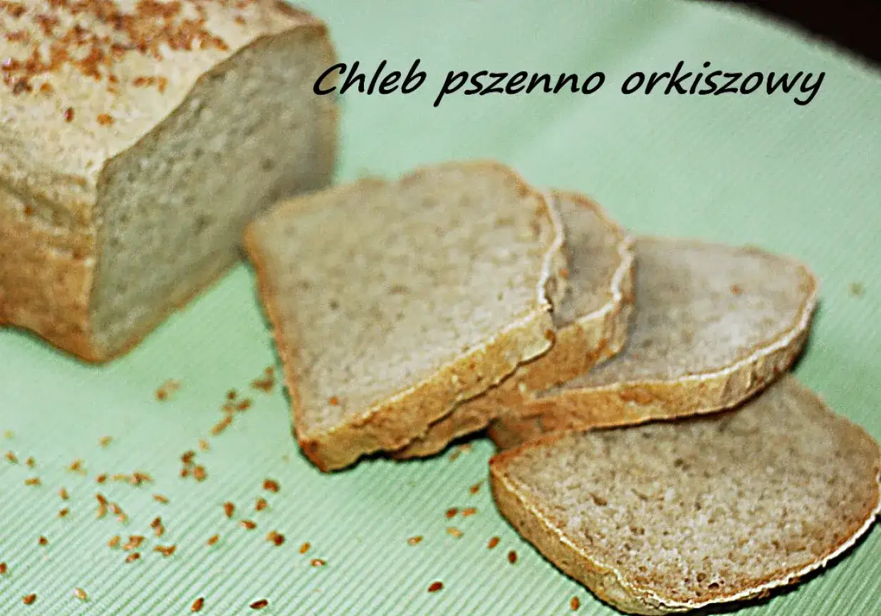 Krojony chleb pszenno orkiszowy z posypką na wierzchu, ułożony na zielonym tle.