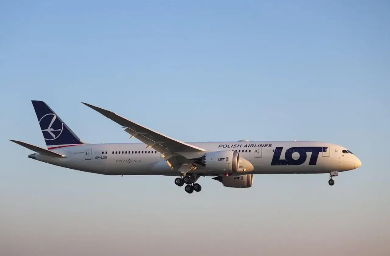 Samolot Boeing 787 Dreamliner z logo LOT Polish Airlines zbliża się do lądowania.