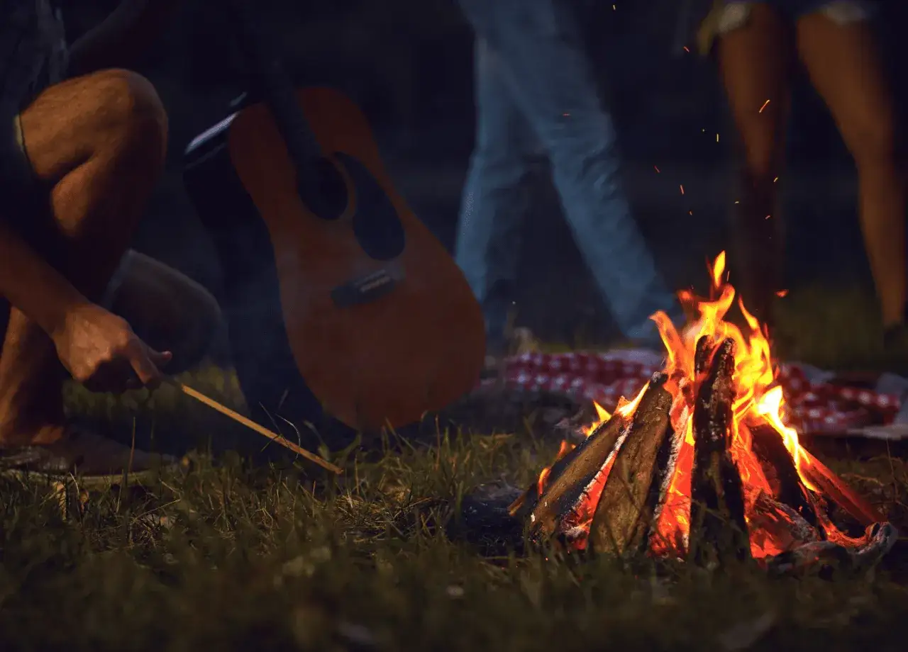 Ognisko i gitara, idealne do śpiewania najpopularniejszych piosenek turystycznych.