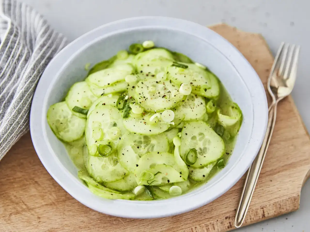 Frischer Gurkensalat mit Fr&uuml;hlingszwiebeln, perfekt f&uuml;r jedes gurkensalat rezept. Leicht und lecker!