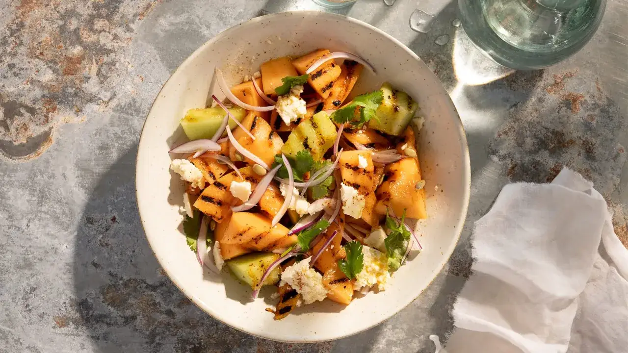 Grillad melonsallad med fetaost, r&ouml;dl&ouml;k och koriander. Perfekt som tillbeh&ouml;r till grillat.