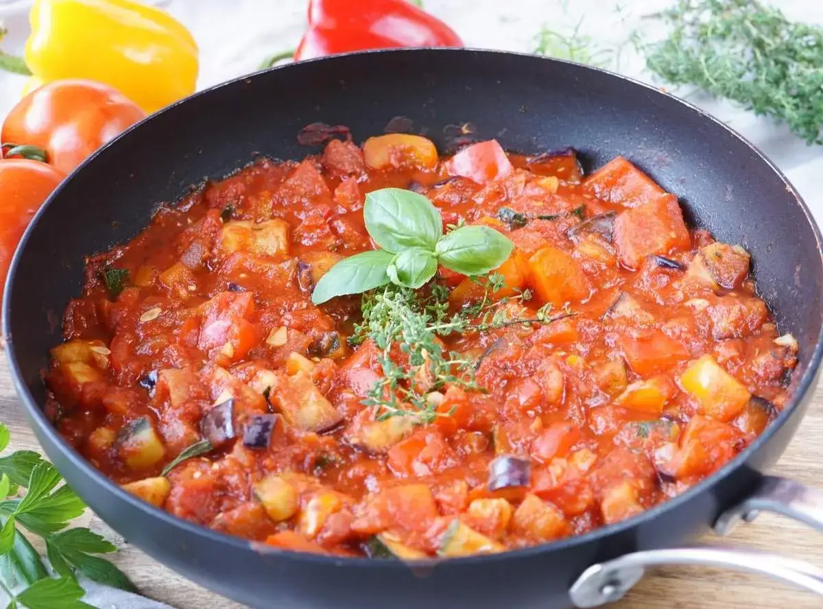 Ein k&ouml;stliches Ratatouille-Rezept in der Pfanne, mit Auberginen, Zucchini, Tomaten und Paprika, garniert mit Basilikum und Thymian.