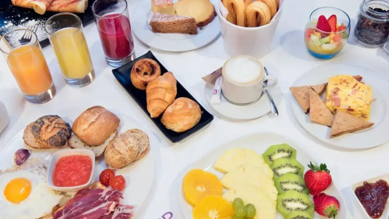 Ideas para buffet desayuno hotel: frutas, bollería, huevos, tostadas, zumos y café. ¡Un festín matutino!