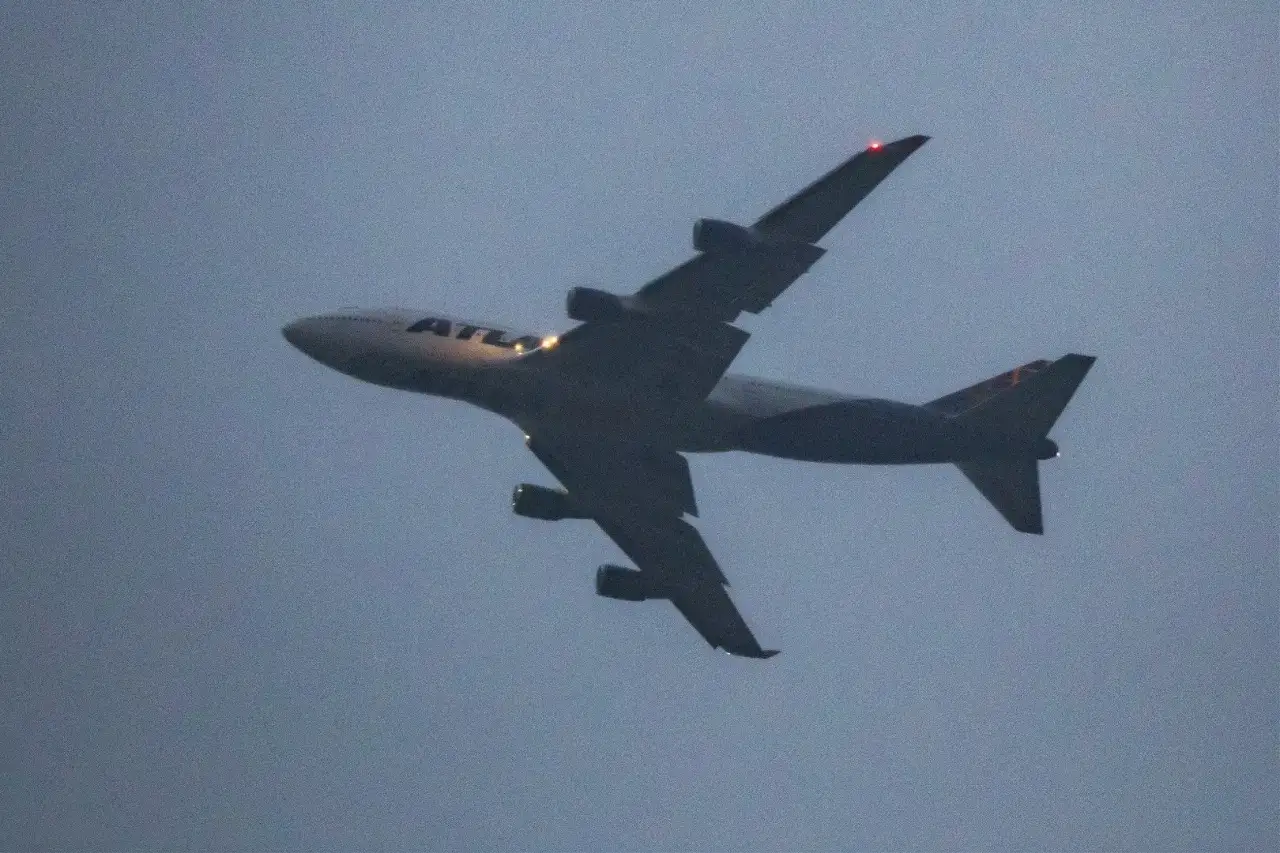 Samolot Atlas Air leci w kierunku Madagaskaru. Czas podróży jest długi, ale widok z góry jest piękny.