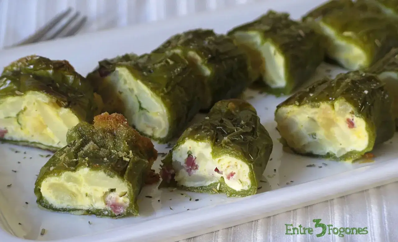 Pimientos verdes rellenos de huevo y trocitos de jamón, espolvoreados con hierbas.