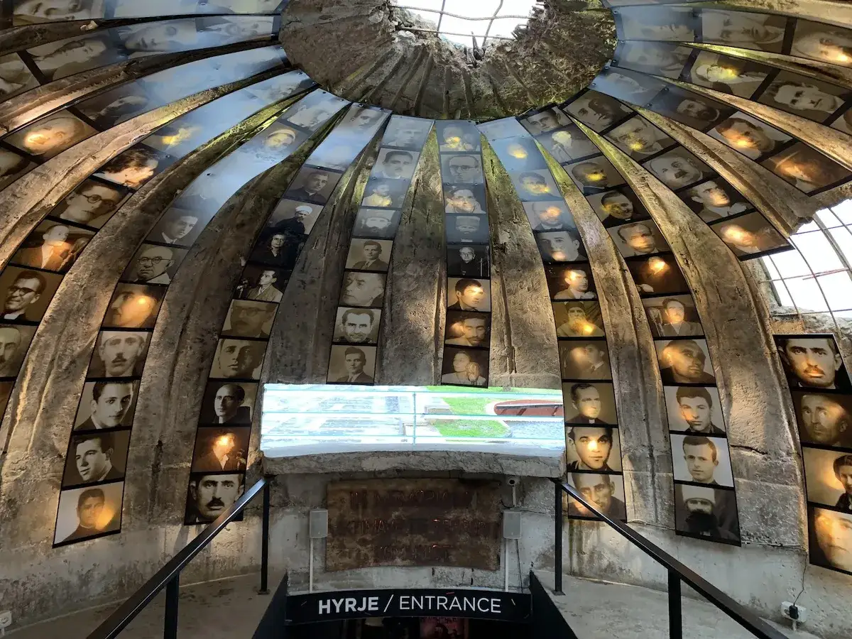 Wielka kopuła z portretami, część Muzeum Bunkru w Tiranie. Warto zobaczyć to miejsce pamięci.