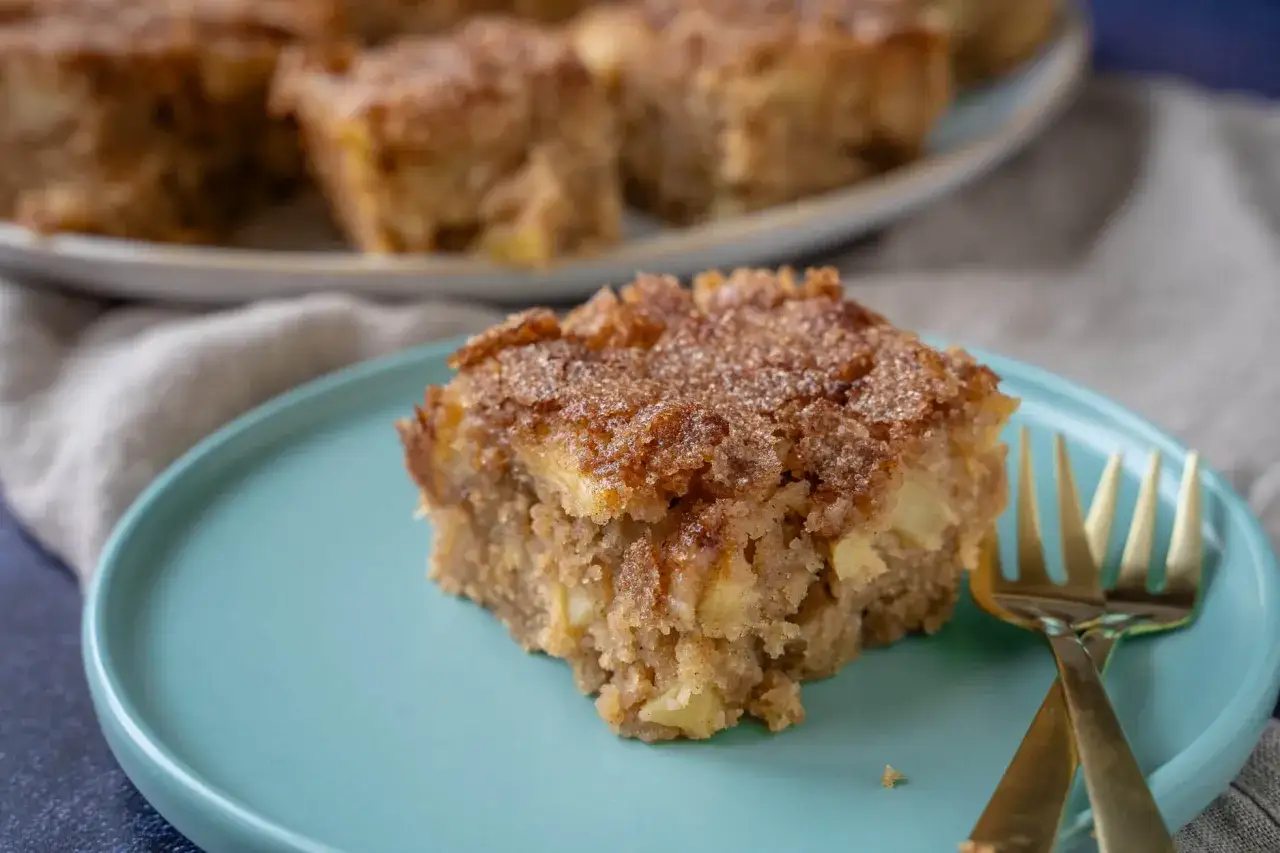 Ein St&uuml;ck saftiger Apfelkuchen mit Zimtstreuseln, perfekt f&uuml;r ein gem&uuml;tliches Nachmittagessen. Dieses apfelkuchen rezept ist ein Genuss!