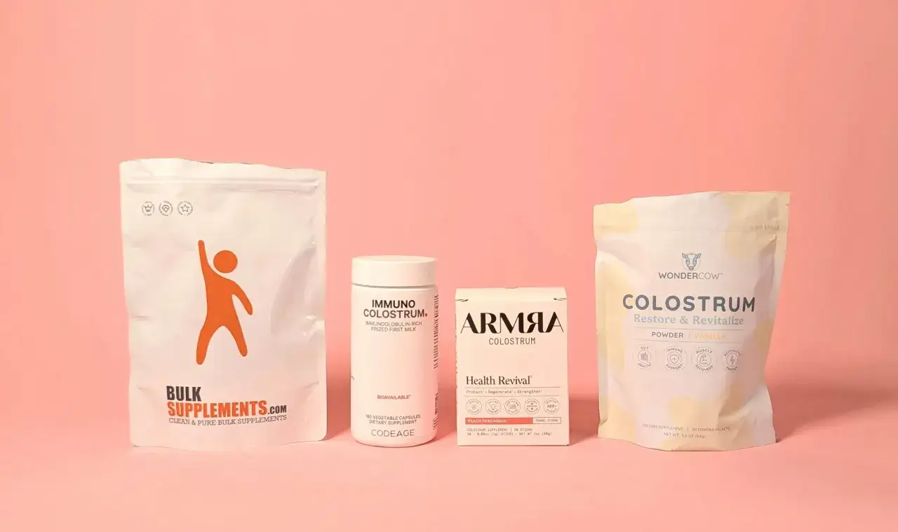 Różne produkty z colostrum: suplementy w proszku, kapsułkach i saszetkach. Dowiedz się, colostrum co to jest i jak może wspierać zdrowie.