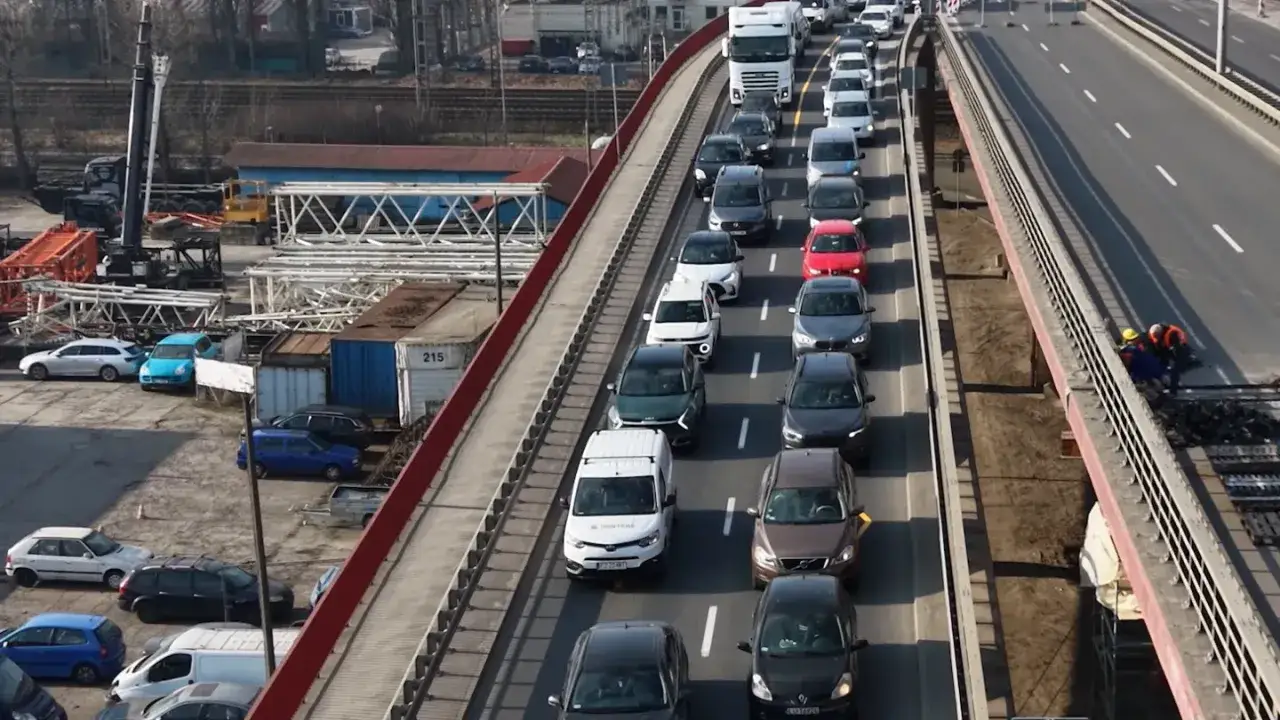 Korki na estakadzie w Gdyni podczas remontu. Widać sznur samochodów i robotników pracujących przy infrastrukturze.