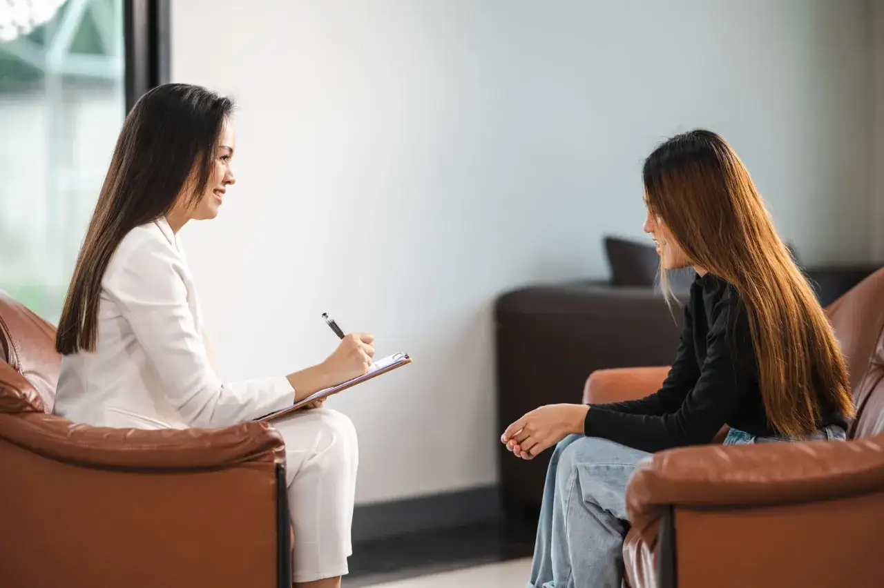 Lekarz psychiatra rozmawia z pacjentką, która szuka pomocy. Kto może przepisać leki na uspokojenie, gdy czujesz się przytłoczony?