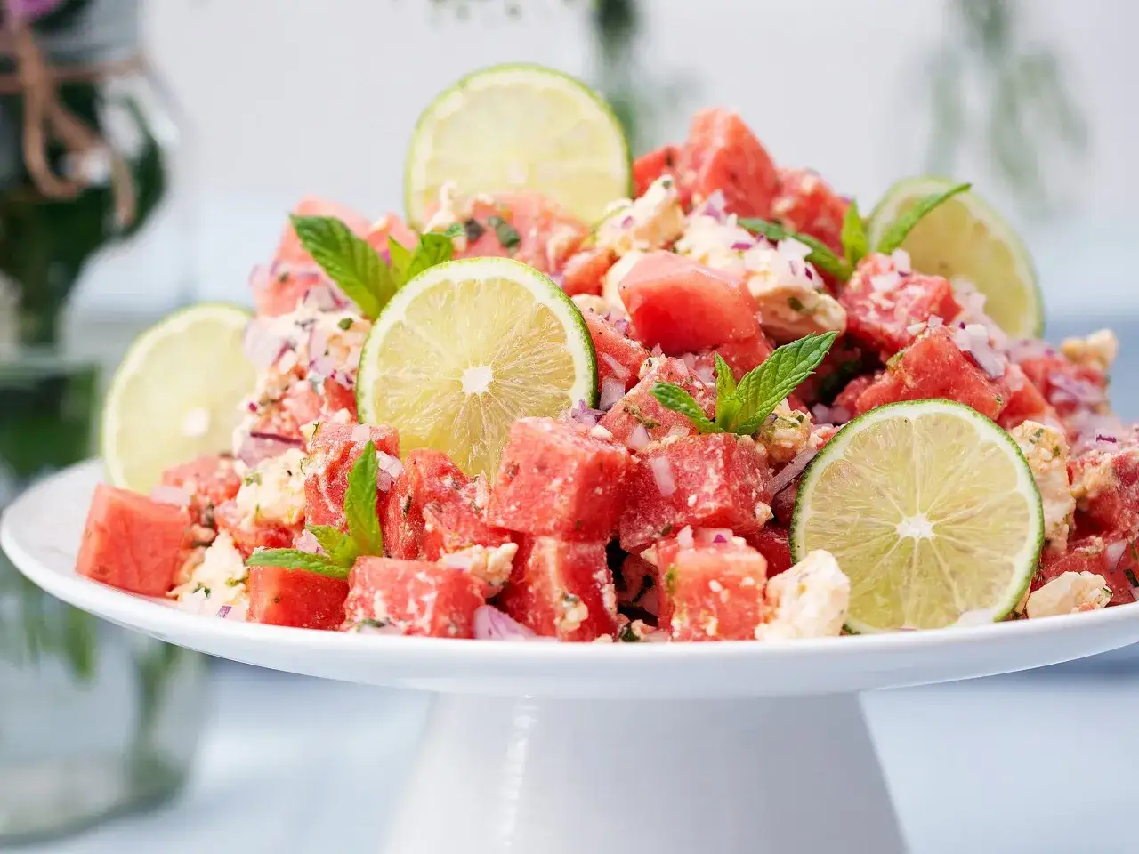 En uppfriskande melonsallad med fetaost, mynta och lime. Denna godaste melonsalladen är perfekt för varma sommardagar.