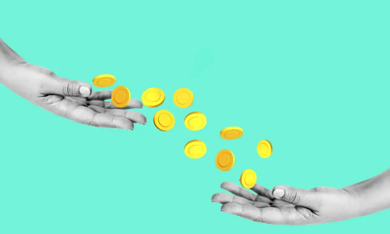 Dwie dłonie łapią spadające złote monety. Kto płaci ZUS na L4? Pieniądze symbolizują wsparcie finansowe.