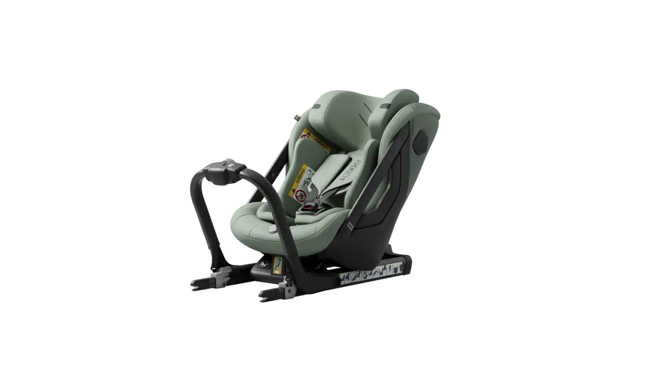 Silla de coche verde para viajar con bebes, con arn&eacute;s de seguridad y base isofix.
