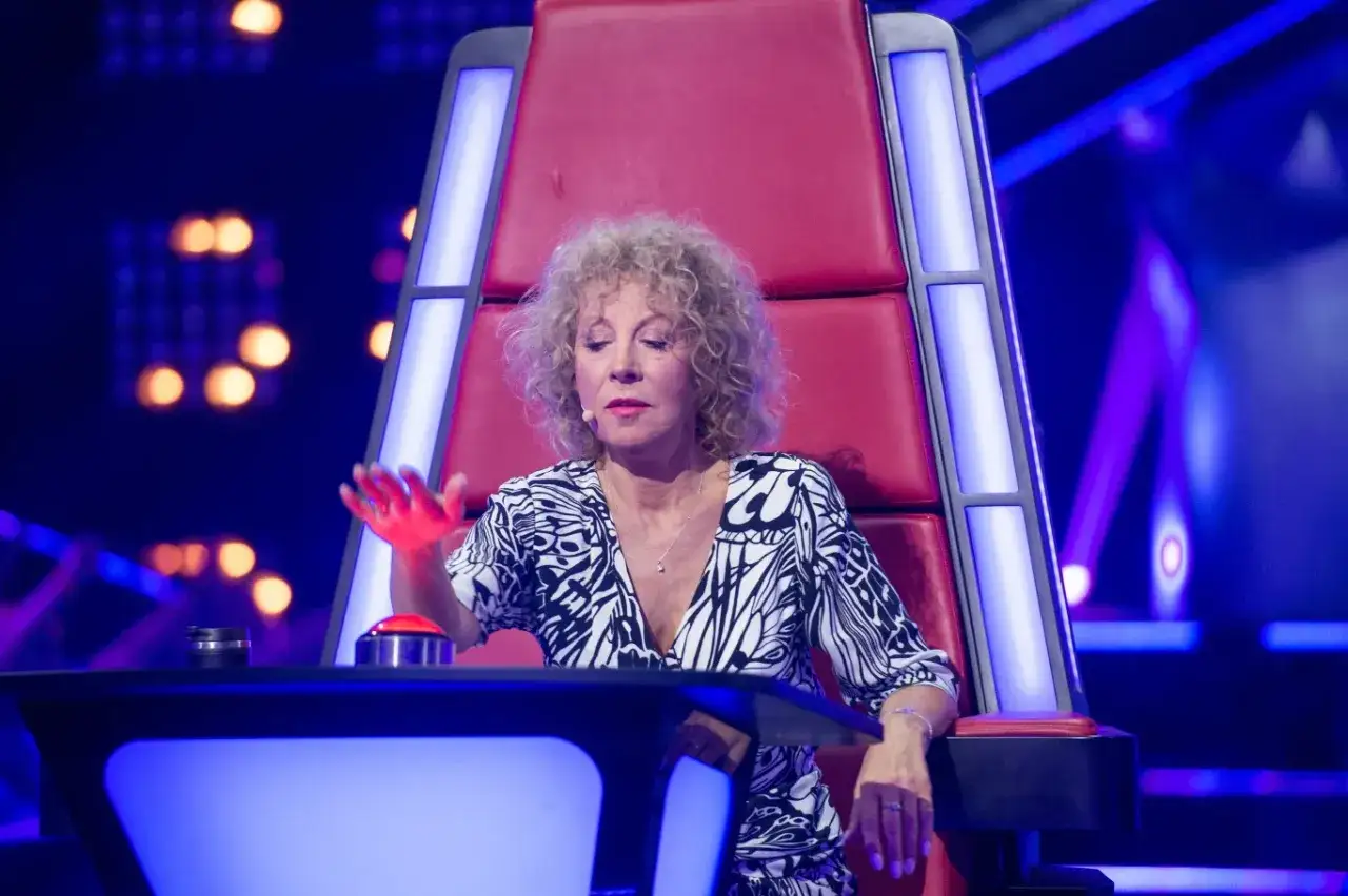 Alicja Majewska, jurorka The Voice Senior, siedzi w czerwonym fotelu. Ile lat ma Majewska Alicja? Tego nie widać, ale jej energia jest widoczna!