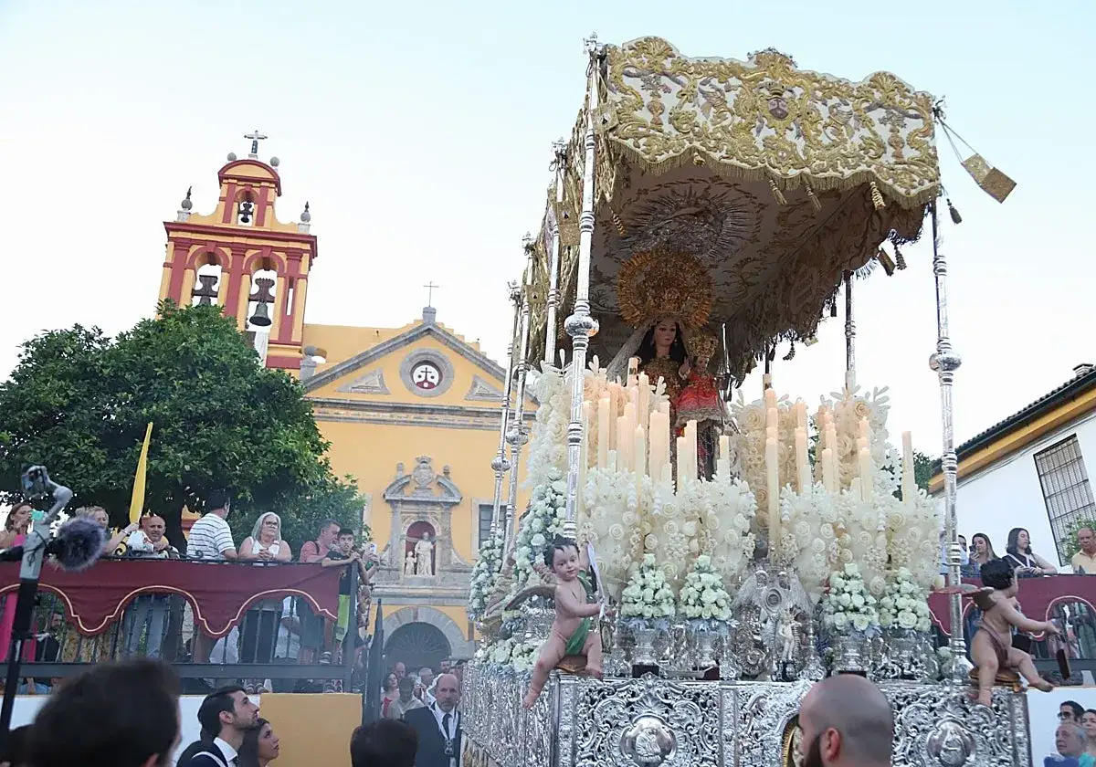 Procesi&oacute;n de la Virgen del Carmen con flores y velas. Un d&iacute;a festivo lleno de devoci&oacute;n.