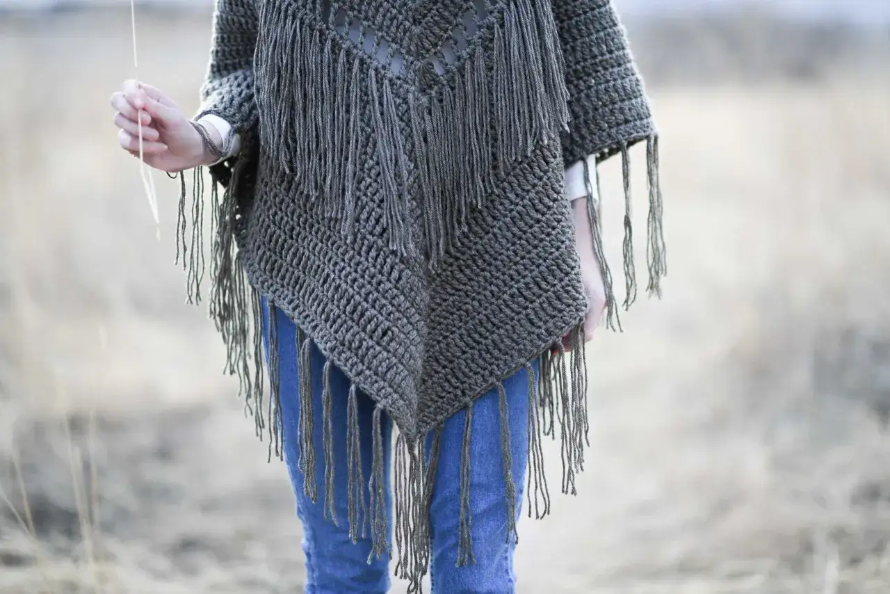 Patrón de poncho abierto crochet con flecos, ideal para un look bohemio.