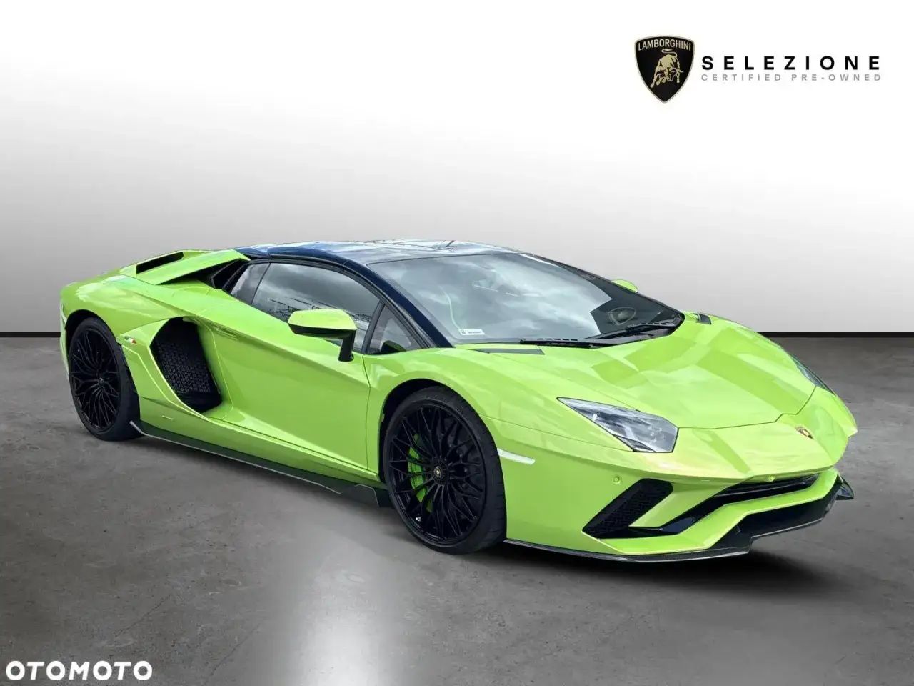 Jaskrawozielony Lamborghini Aventador z czarnym dachem i felgami, gotowy do jazdy.