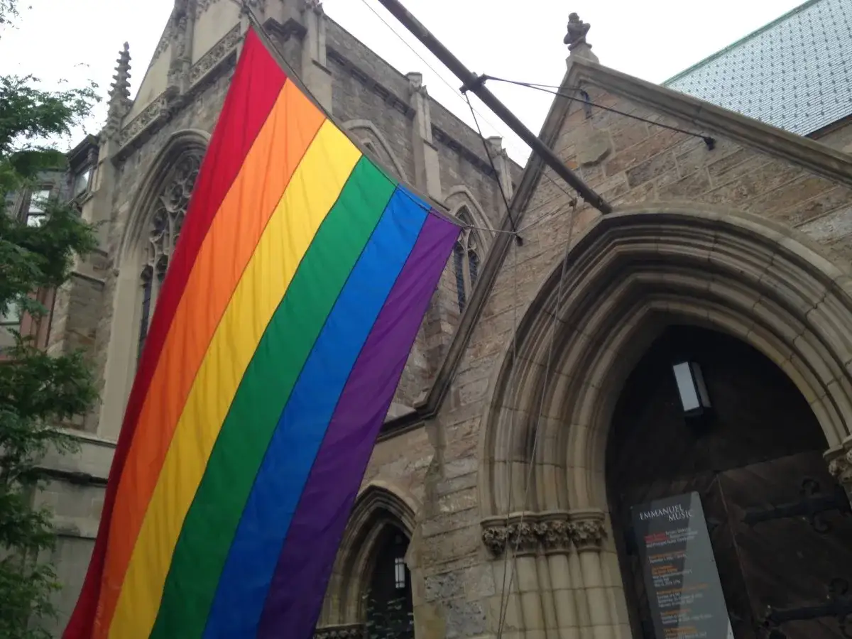 Tęcza symbolizuje wiarę i akceptację, dumnie powiewa przed zabytkowym kościołem.