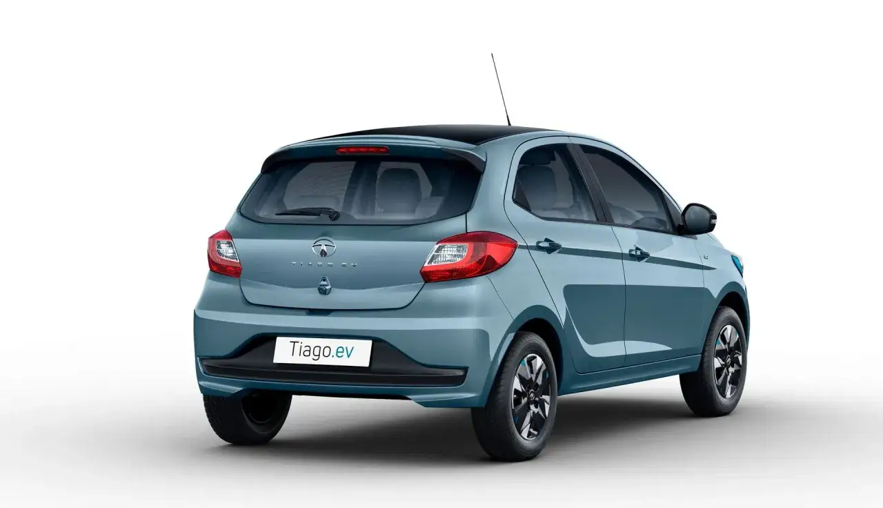 Niebieski samochód elektryczny Tata Tiago.ev z widokiem z tyłu.