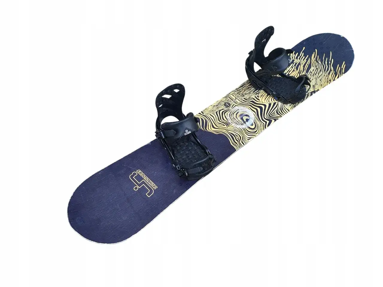 Deska snowboardowa z motywem przypominającym fale lub płomienie, z czarnymi wiązaniami. Idealna do szaleństw na stoku, niczym lobster w wodzie.