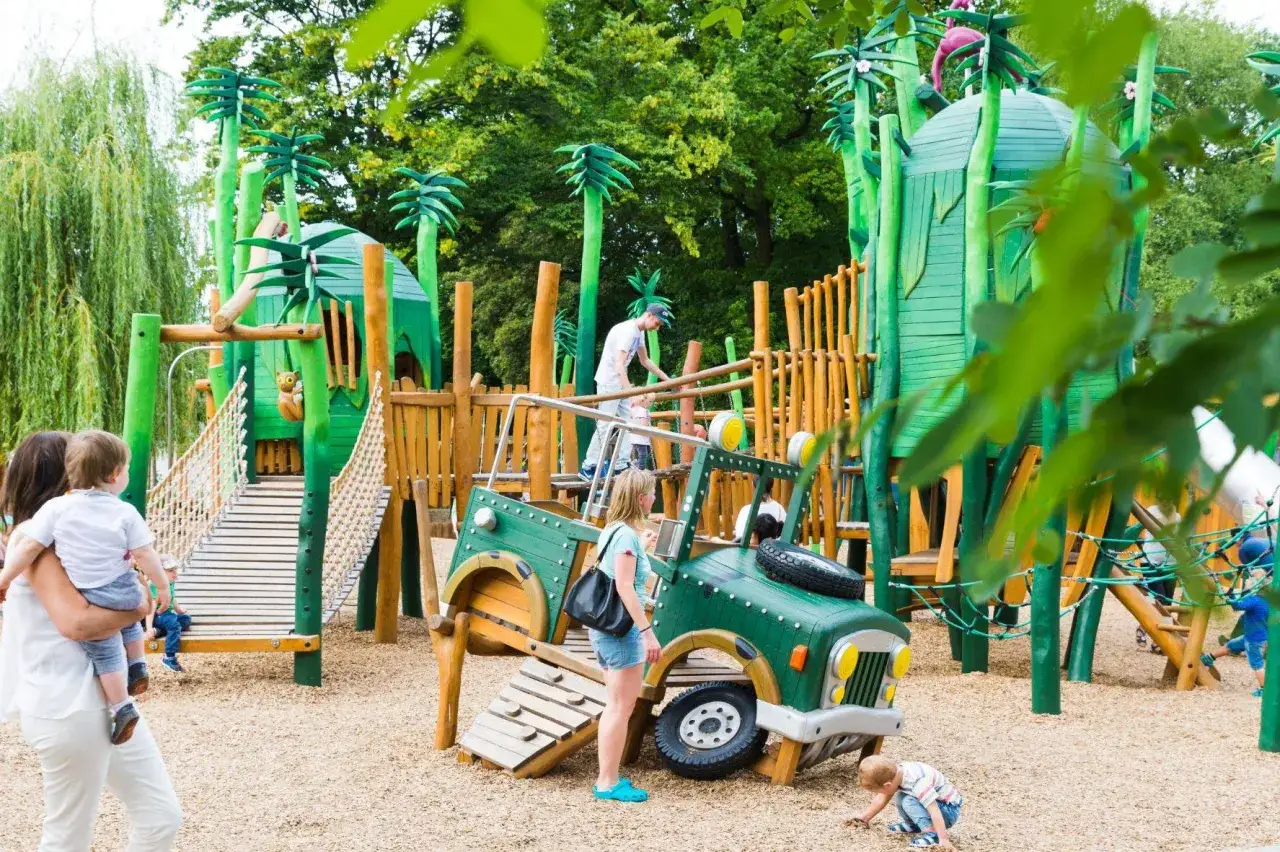Abenteuer-Spielplatz mit Dschungel-Thema. Hier gibt es viel zu entdecken, was mit Kleinkindern Unternehmen Spa&szlig; macht: eine gr&uuml;ne Jeep-Kletterstruktur, H&auml;ngebr&uuml;cken und T&uuml;rme.
