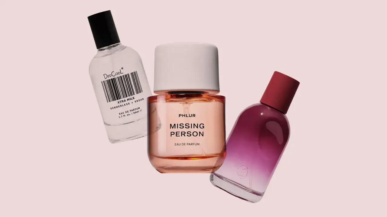 Trzy flakoniki perfum: jeden z etykietą 