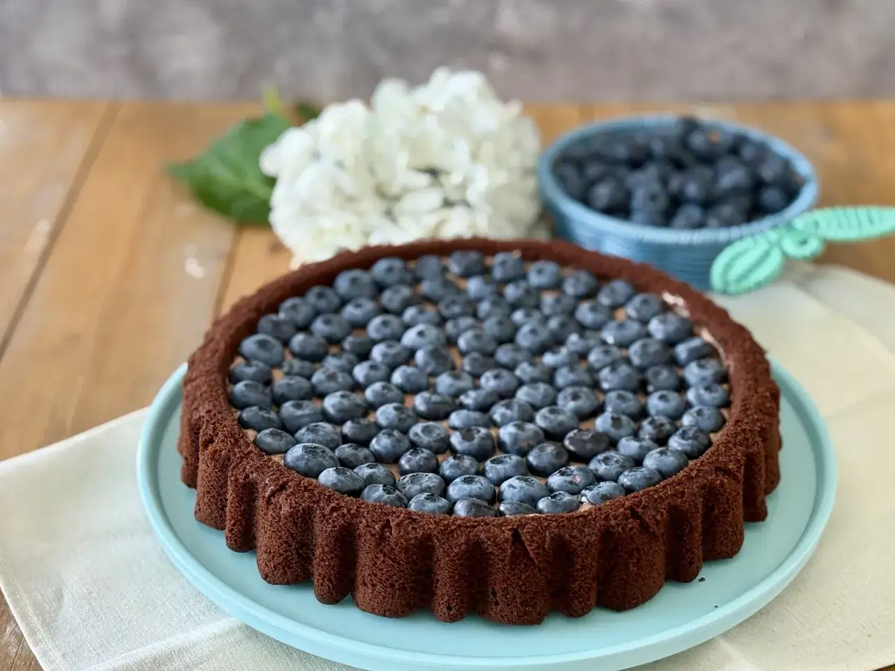 Torta senza glutine al cioccolato e mirtilli, un dolce delizioso e leggero, perfetto per ogni occasione.