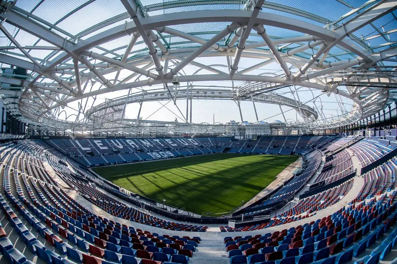 Stadion Ciutat de València, gotowy na mecz Levante – Villarreal. Puste trybuny w kolorach klubowych czekają na kibiców.