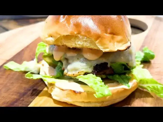 soczysty burger wołowy z serem na patelni
