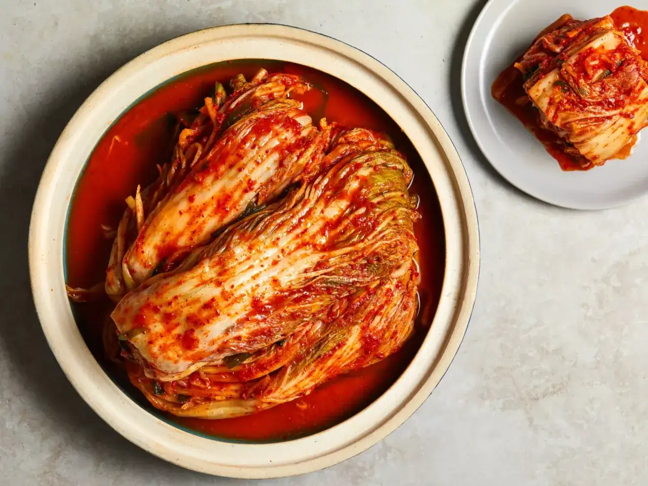 Kimchi baechu-kimchi na talerzu