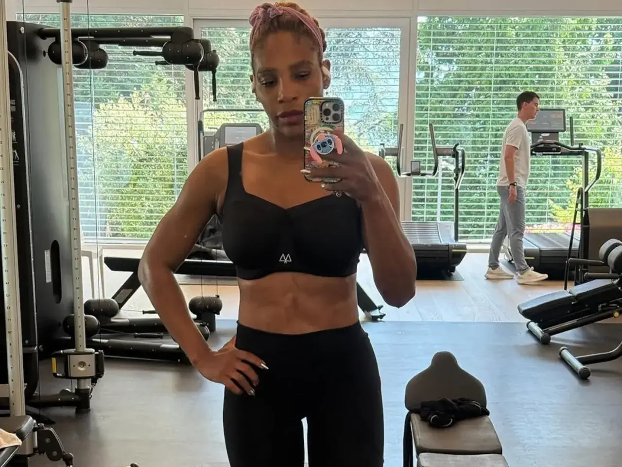 Serena Williams, mostrando su físico tonificado, inspira a muchos. Su serena determinación se refleja en su entrenamiento.