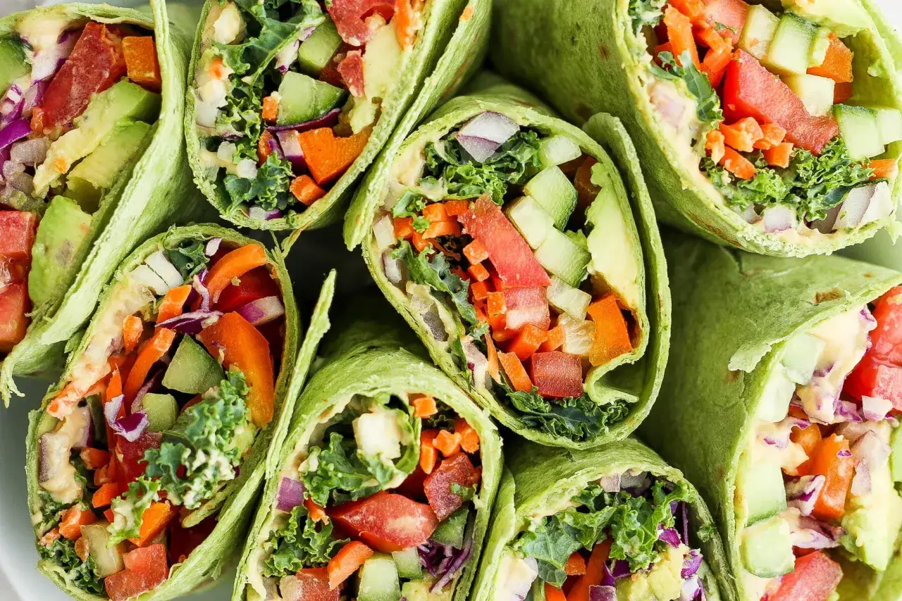 Grüne Wraps vegetarisch gefüllt mit Avocado, Tomaten, Gurken, Karotten und Rotkohl. Frisch und lecker!