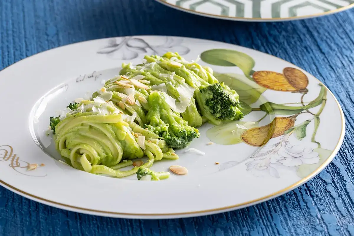 Pasta verde con broccoli, mandorle e parmigiano. Un piatto unico e gustoso, perfetto per i tuoi primi piatti sfiziosi.