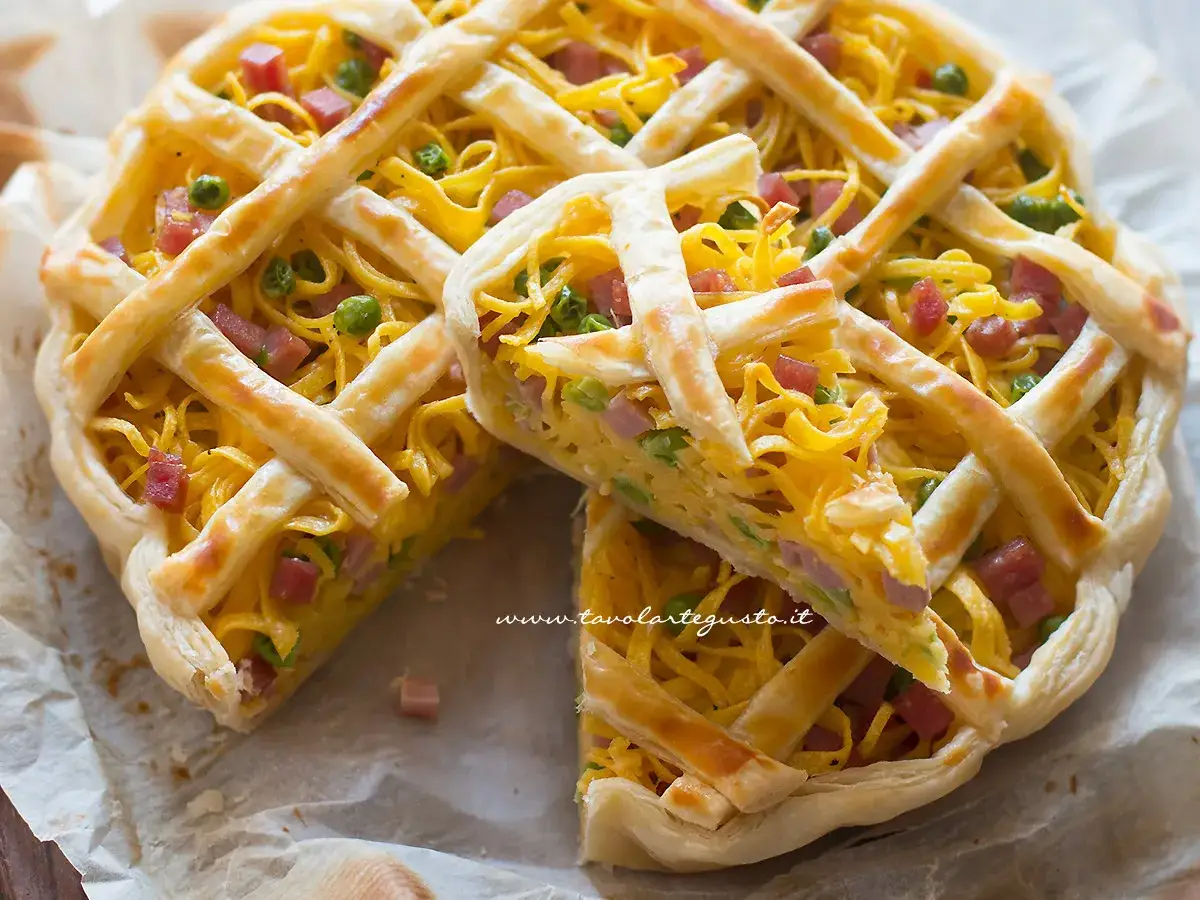 Torta salata con pasta, piselli e prosciutto cotto. Una delle tante gustose pasta ricette per un pranzo o cena speciale.