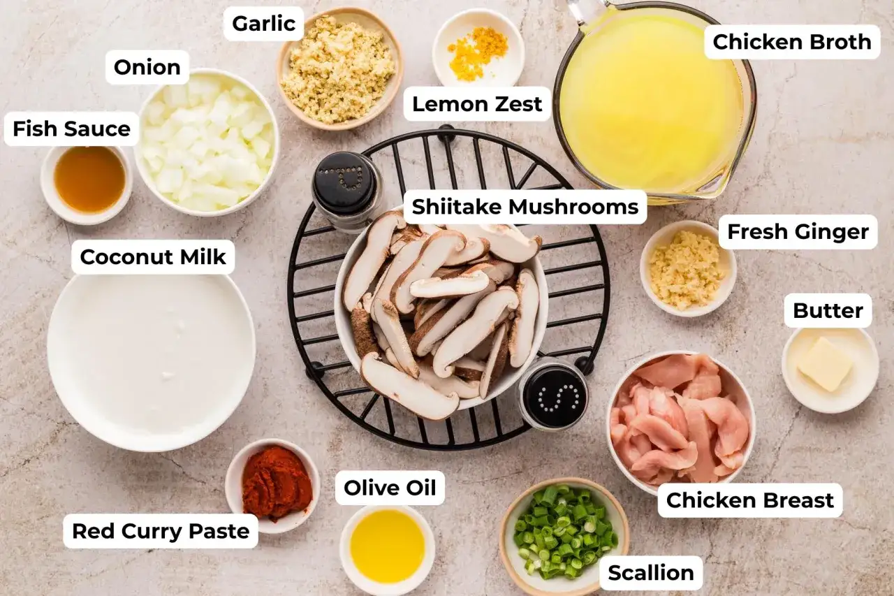Składniki do tradycyjnej zupy tajskiej: kurczak, mleko kokosowe, grzyby shiitake, bulion, pasta curry, cebula, czosnek, imbir, sos rybny, limonka, szczypiorek.