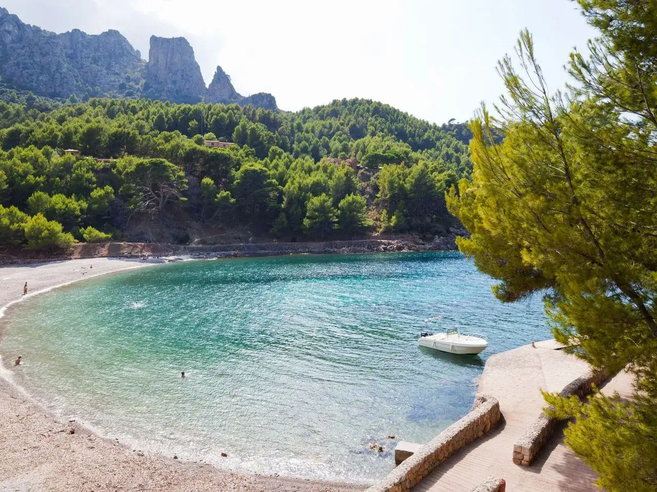 Traumhafte Bucht mit türkisfarbenem Wasser, Pinienwäldern und Bergen – ein echter Geheimtipp für Mallorca.