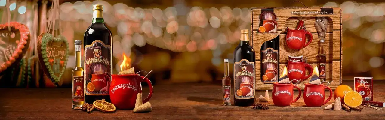 Feuerzangenbowle alkoholfrei: Glühwein, Rum, Tassen und Kaminhölzer für ein festliches Erlebnis.
